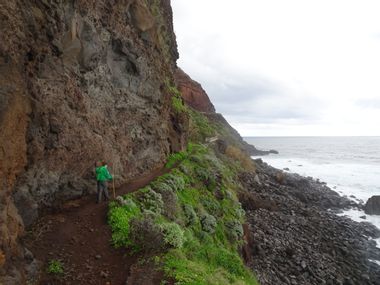 Wanderin am Küstenweg auf Madeira