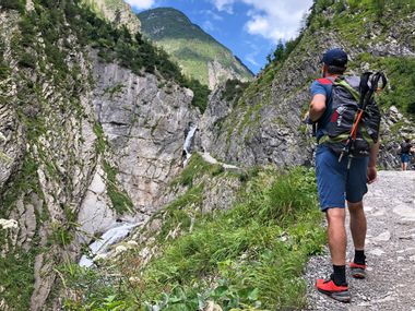 Wanderer am Bergpfad entlang des Lechweg