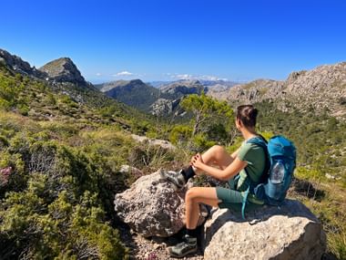 Wanderer pausiert im Gebirge