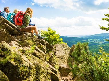 Wanderer mit Ausblick am Rennsteig