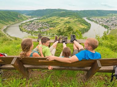 Wanderrast mit Blick auf die Moselschleife