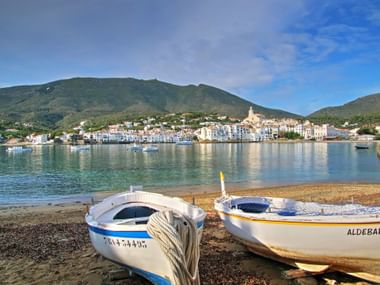 Cadaques Blick über am Strand liegende Fischerboote auf Cadaques