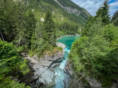 Klamm mit Bäumen rund um den See