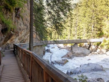 Ötztaler-Ache Brücke mit Fluß und Wald