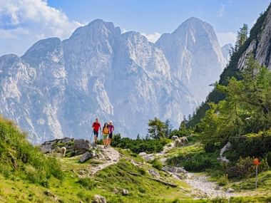 Wanderer auf Wanderpfad vor Gebirgsstock