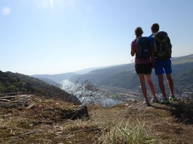 Wanderer mit Ausblick auf das Rheingau