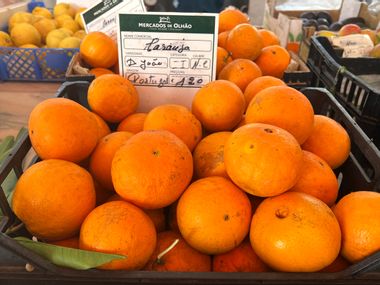 Orangen in einem Korb auf einem Markt