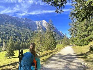 Wanderin am Weg von Leutasch nach Ehrwald