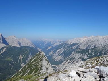 Ausblick auf das Bergpanorama des Karwendelgebirges