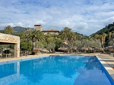Hotel Es Port Poollandschaft mit Palmen