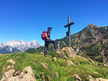 Wanderer auf einem Gipfel der Kitzbueheler Alpen