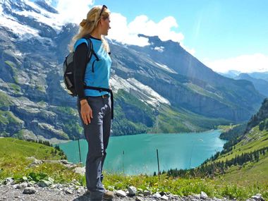 Wanderin vor dem Oeschinensee in der Schweiz
