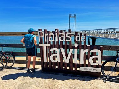 Wanderin an der Brücke zur Ilha de Tavira