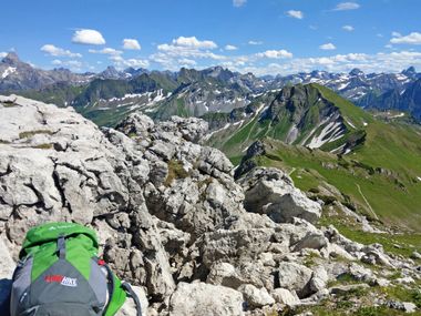 Allgäuer Alpen am Nebelhorn in Oberstdorf mit grünem Rucksack über Bergkamm