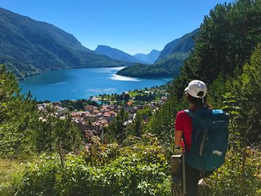 Wanderin mit Aussicht auf den See