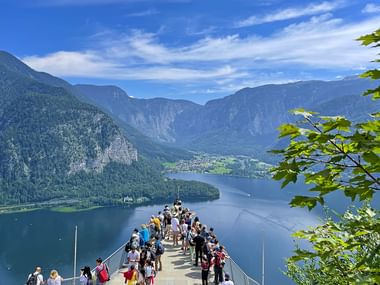 Skywalk in Hallstatt am Salzberg beim Wandern mit der Familie im Salzkammergut