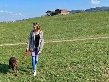 Katharina geht mit ihrem Hund spazieren