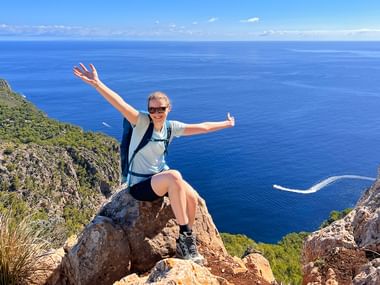 Wanderin genießt die Pause auf der Insel Mallorca
