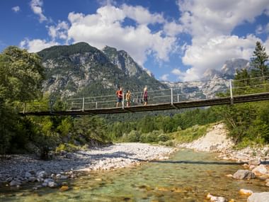 Hängebrücke am Alpe-Adria-Trail in Slowenien