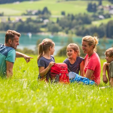 Family in front of the Wolfgangsee