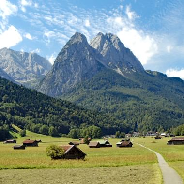 Wanderlandschaft mit Blick auf Wanderwege und Berge