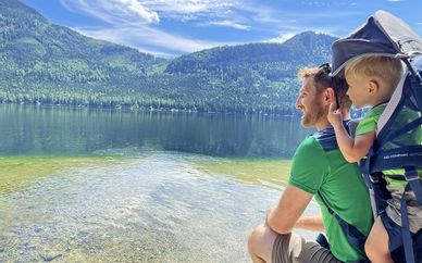 Vater und Sohn mit Blick auf den Altausseer See