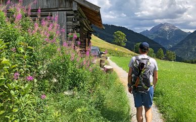 Walter wandert zu einer Almhütte