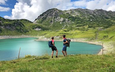 Wanderer am Formarinsee in Lech am Arlberg