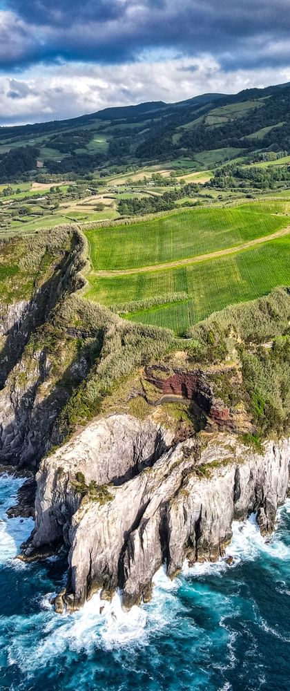 Atemberaubende Klippe auf den Azoren