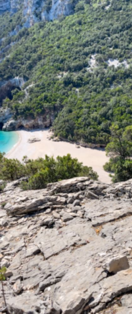 Wanderin genießt den Blick auf die Cala Sisine