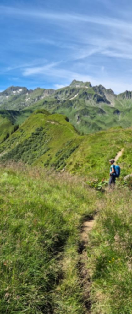Wanderin genießt die Berglandschaft auf dem Weg zum Kitzsteinhorn
