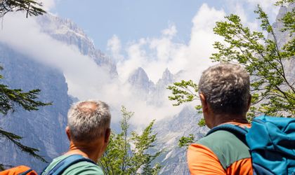Brenta Dolomiten mit Wanderern im Vordergrund