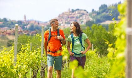 Wanderer zwischen Weinreben im Piemont