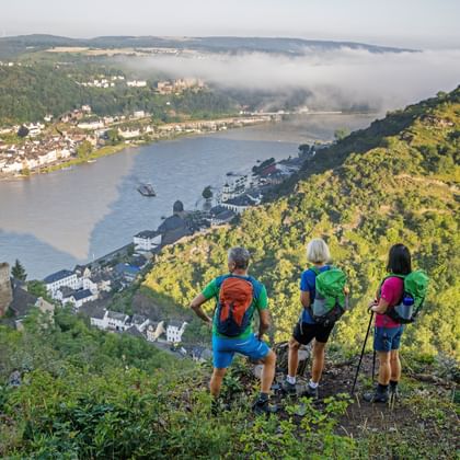 Wanderer genießen den Ausblick auf Burg Katz in St. Goarshausen