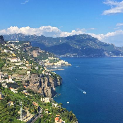 Blick auf die bewohnte Felsküste am Meer in Amalfi