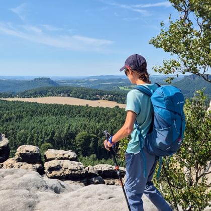 Panoramaausblick vom Wanderpfad ins Tal