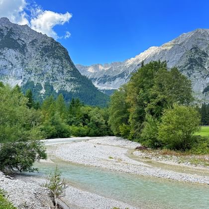Glasklare Leutschacher Ache, gesäumt von Bäumen