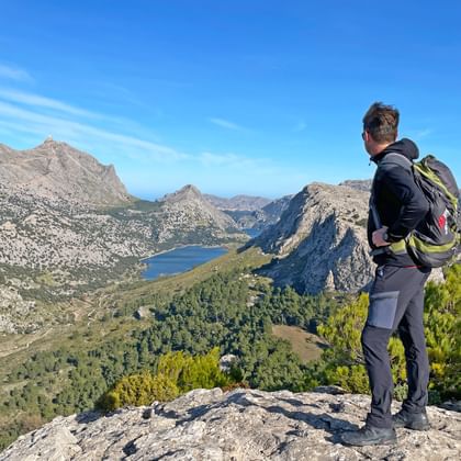 Hikers on the Ofre Pass near Soler with a view of the Cúber reservoir