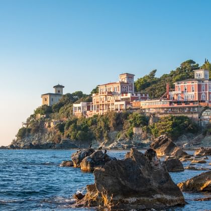 Blick auf Castiglioncello im Küste im Vordergrund