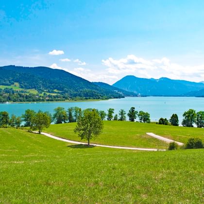 Blick auf den Tegernsee in Bayern