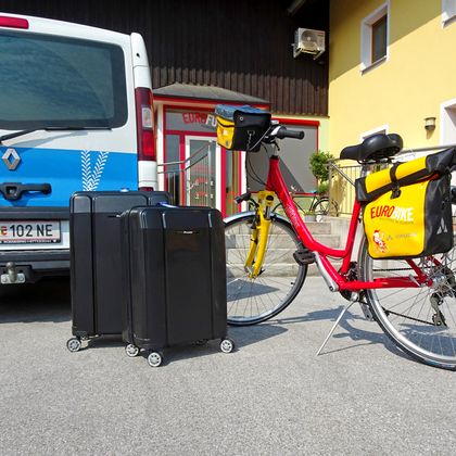 Eurobike Bus für den Gepäcktransfer mit Gepäck und Fahrrad