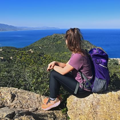Christina beim Küstenwandern auf Sardinien