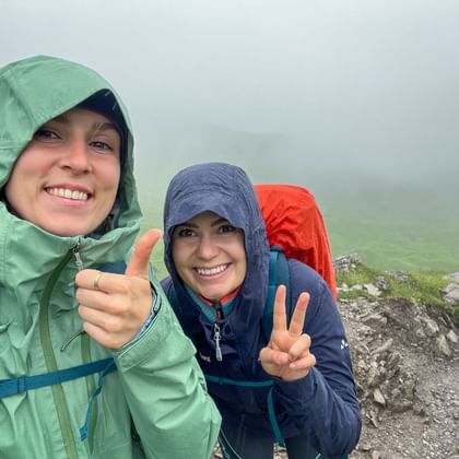 Wanderinnen am Maedelejoch Alpenueberquerung E5