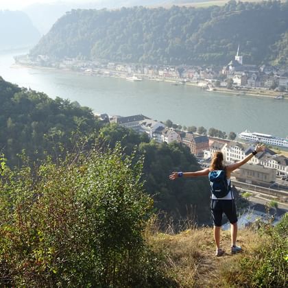 Wanderin mit Aussicht auf den Rhein