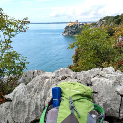 Hiking break with a view of the sea in Friuli