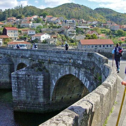 Pilger auf der Brücke in Vigo