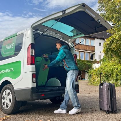 Mitarbeiter beim Gepäcktransfer