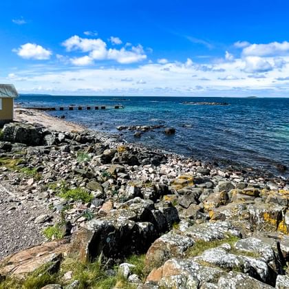 kleines Strandhaus an der Küste von Toreko