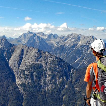 Wanderer am Tirolerweg mit atemberaubenden Bergpanorama und Weitblick