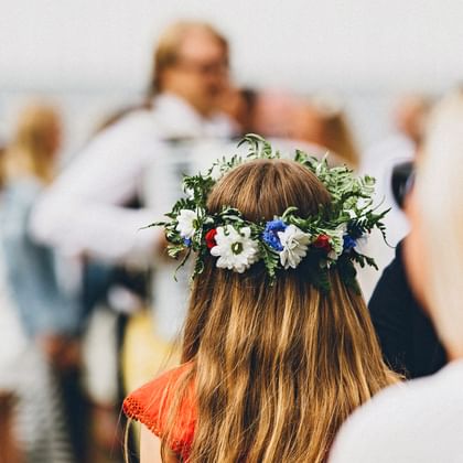 Blumenkranz zu Mittsommar in Westschweden